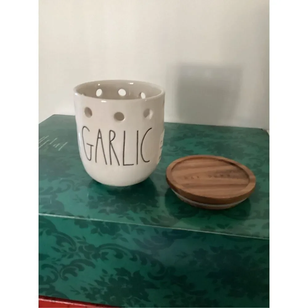 Rae Dunn New Garlic Cellar Holder 4 1/2